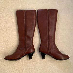 Like-new Softspots knee-high brown size 7W boots